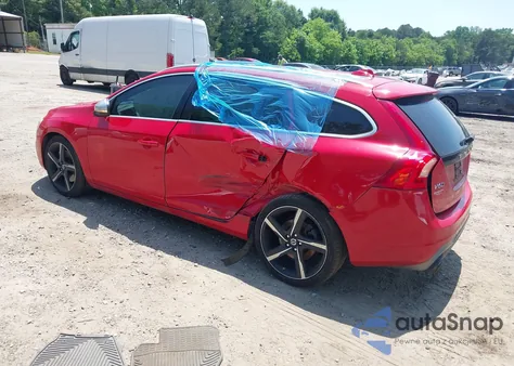 2015 Volvo V60 T6 R-Design z USA, uszkodzony, nr VIN YV1902SP7F1221377